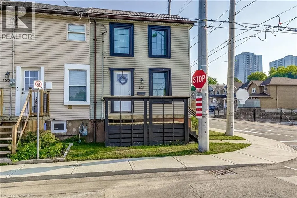 201 BARTON Street W