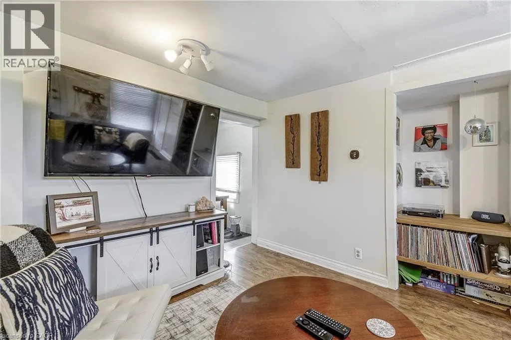 201 BARTON Street W