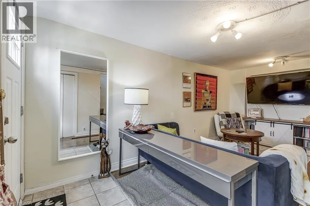 201 BARTON Street W
