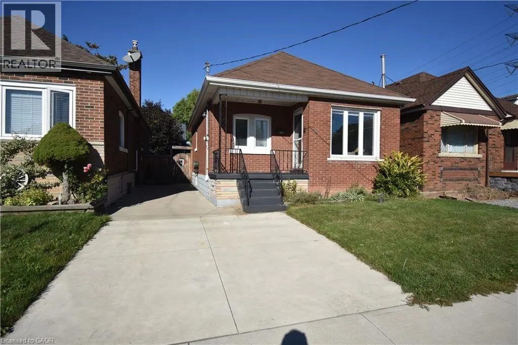 545 ROXBOROUGH Avenue