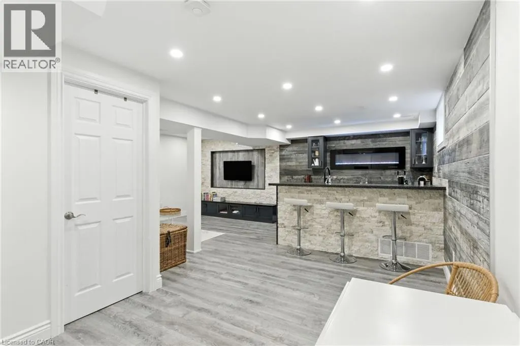 70 DUNROBIN Lane