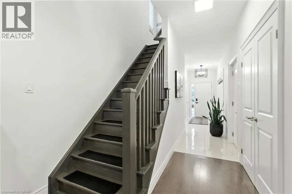 70 DUNROBIN Lane