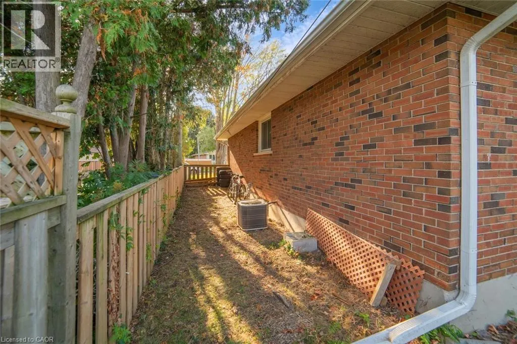 1676 HOLLEY Crescent