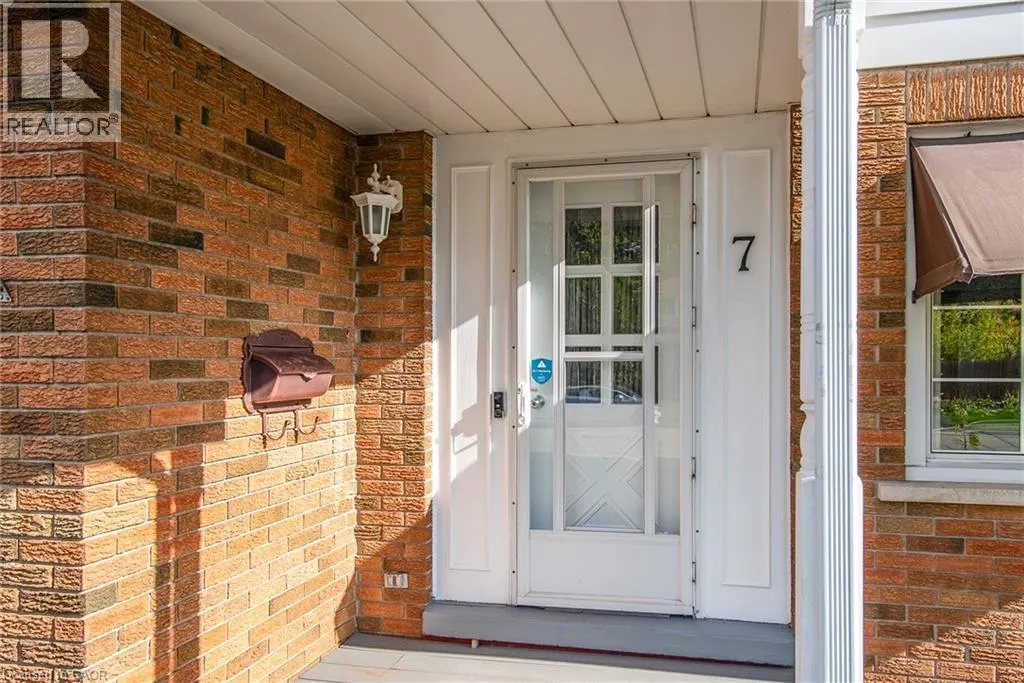 7 FOREST GLEN Crescent