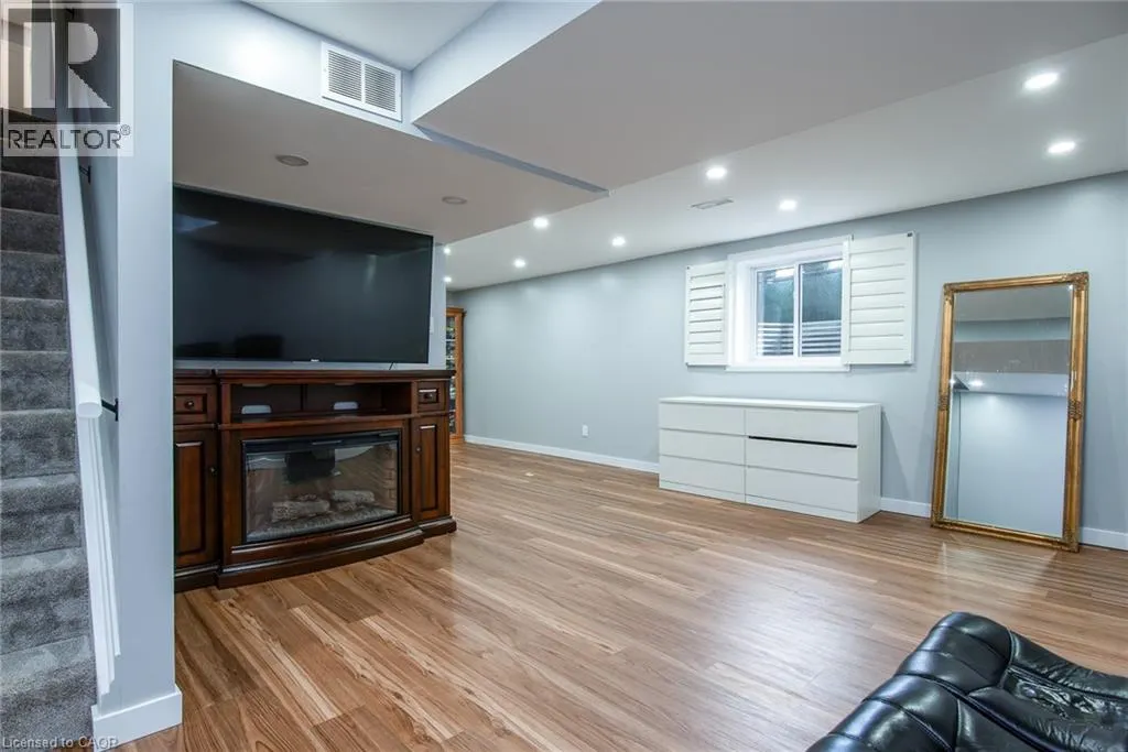 7 FOREST GLEN Crescent