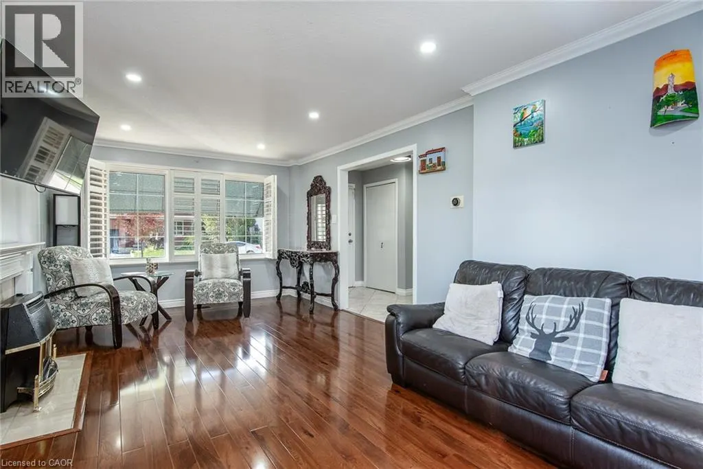 7 FOREST GLEN Crescent