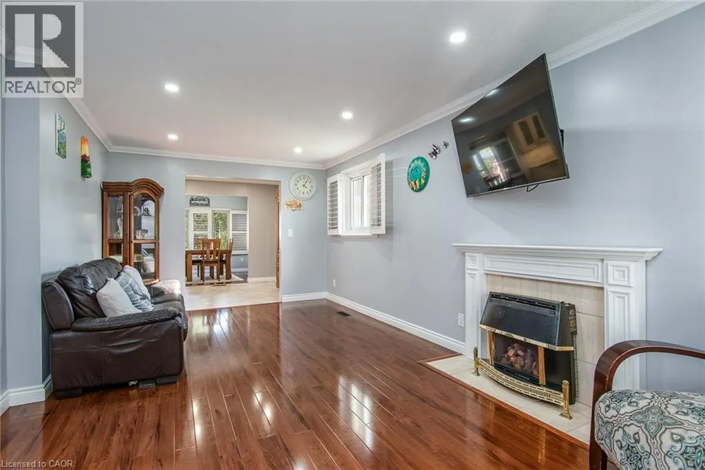 7 FOREST GLEN Crescent