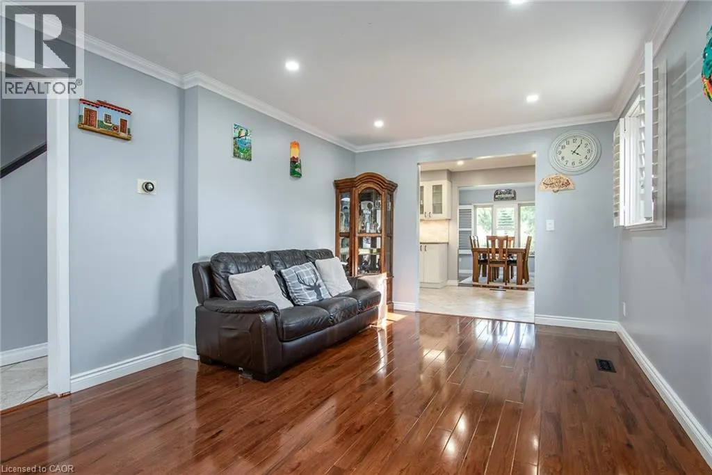 7 FOREST GLEN Crescent