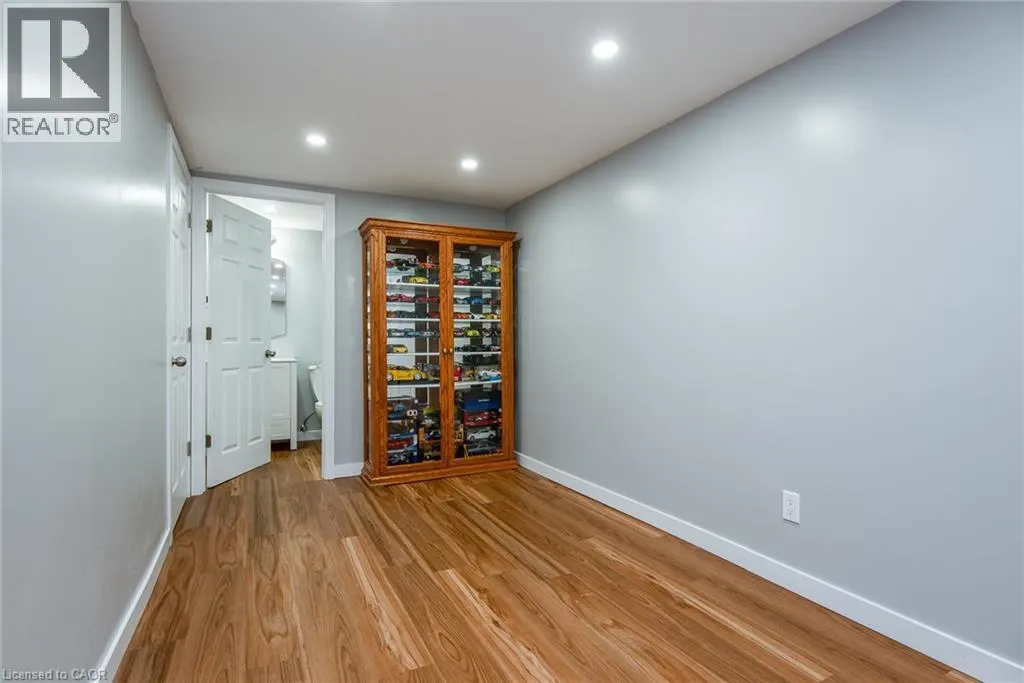 7 FOREST GLEN Crescent