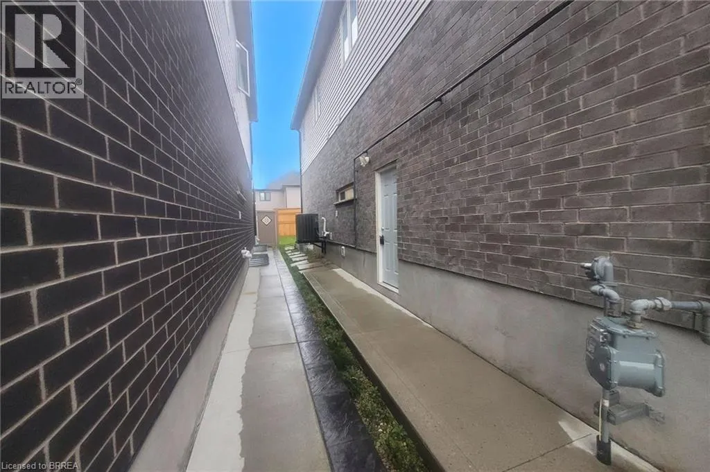 22 IAN ORMSTON Drive Unit# LOWER, #LOWER