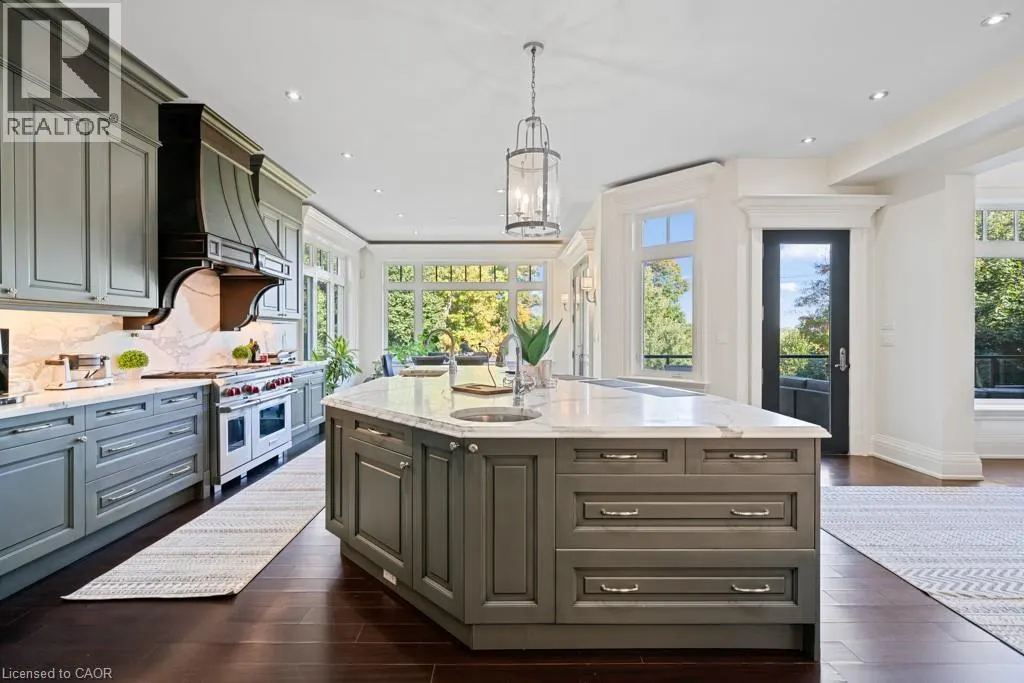 546 WOOLWICH Place