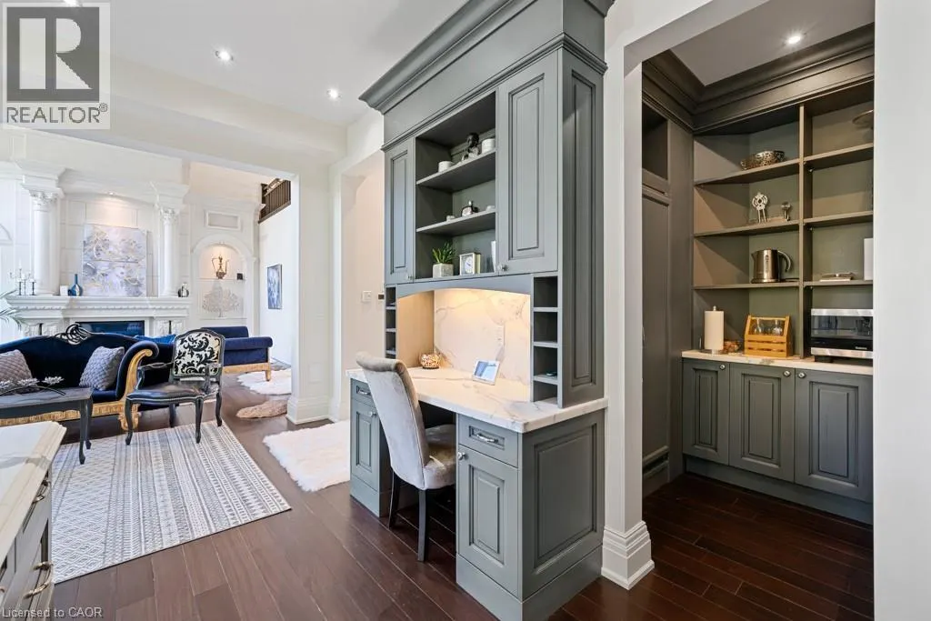 546 WOOLWICH Place