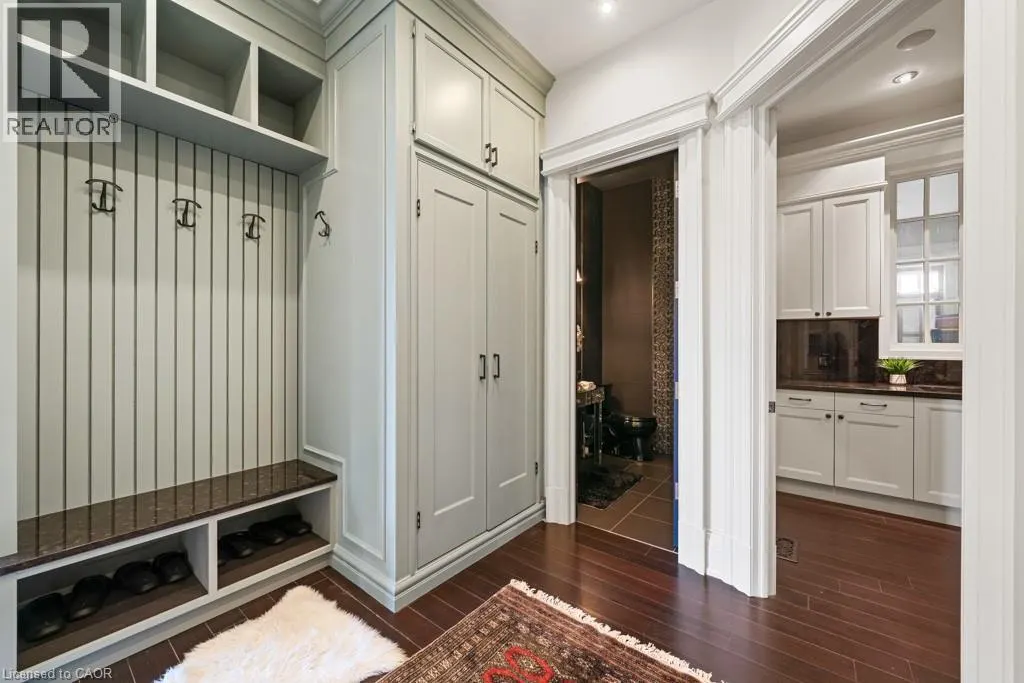546 WOOLWICH Place