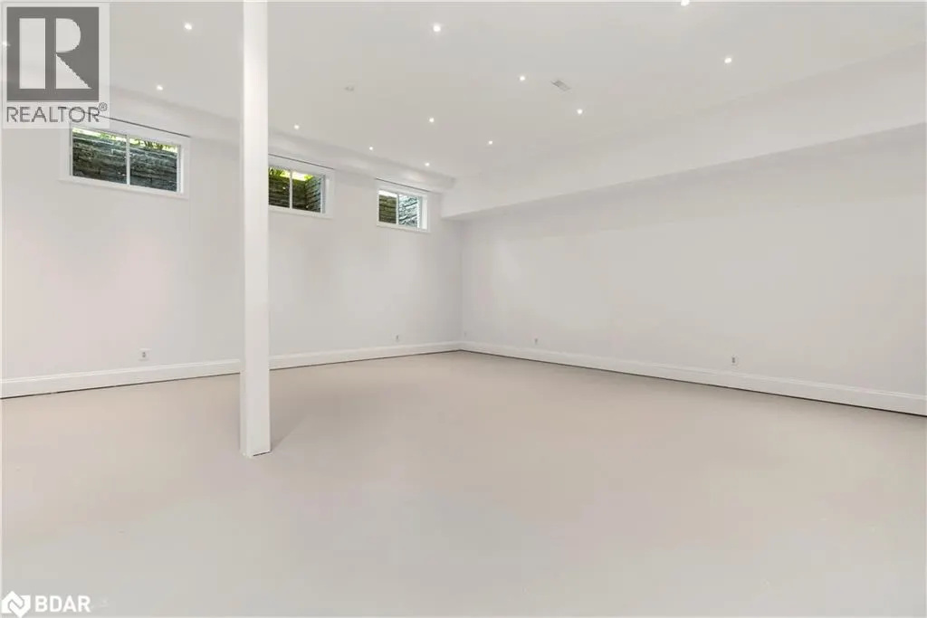 6 MIDVES Court