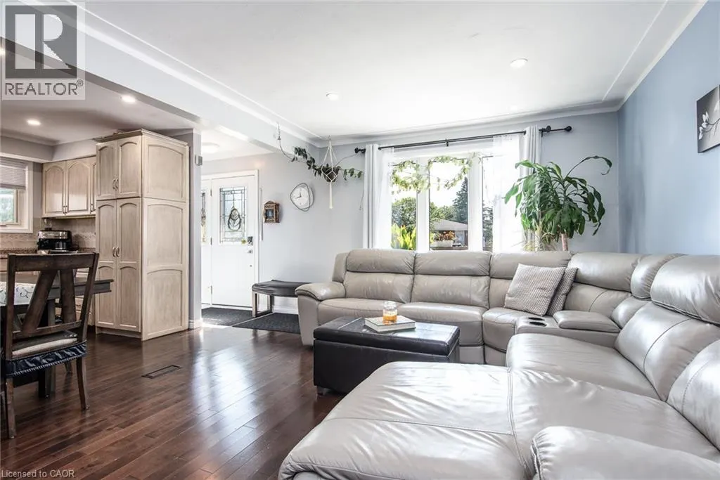 77 ROBERTS Crescent