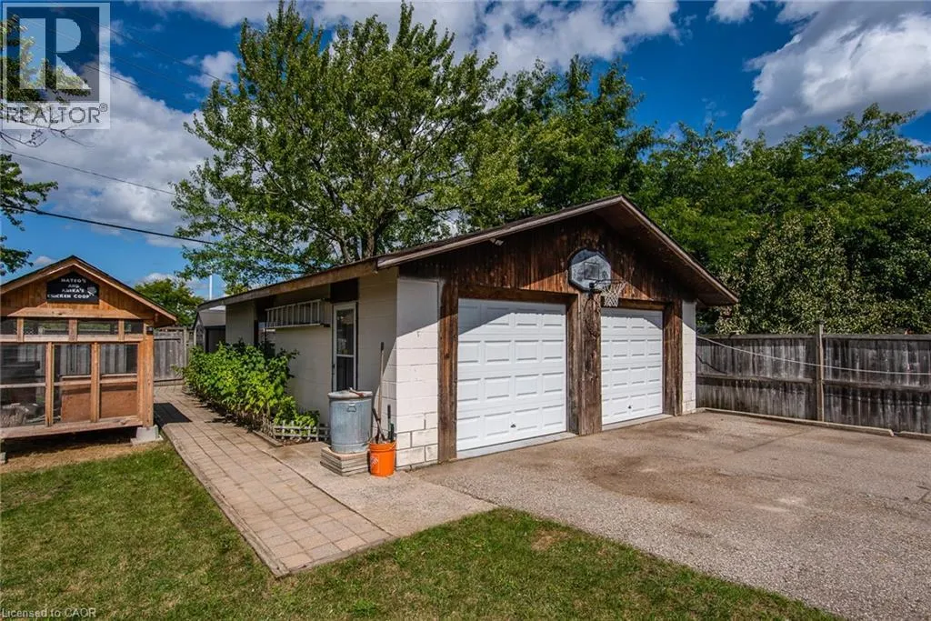 77 ROBERTS Crescent