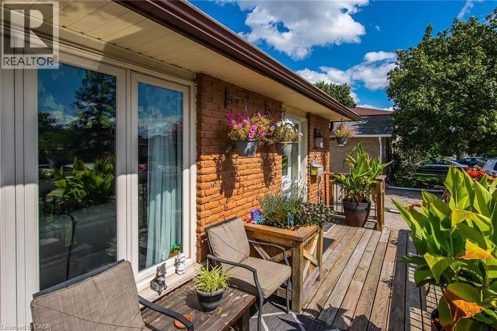 77 ROBERTS Crescent
