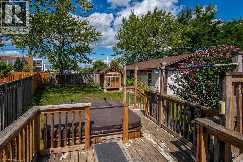 77 ROBERTS Crescent