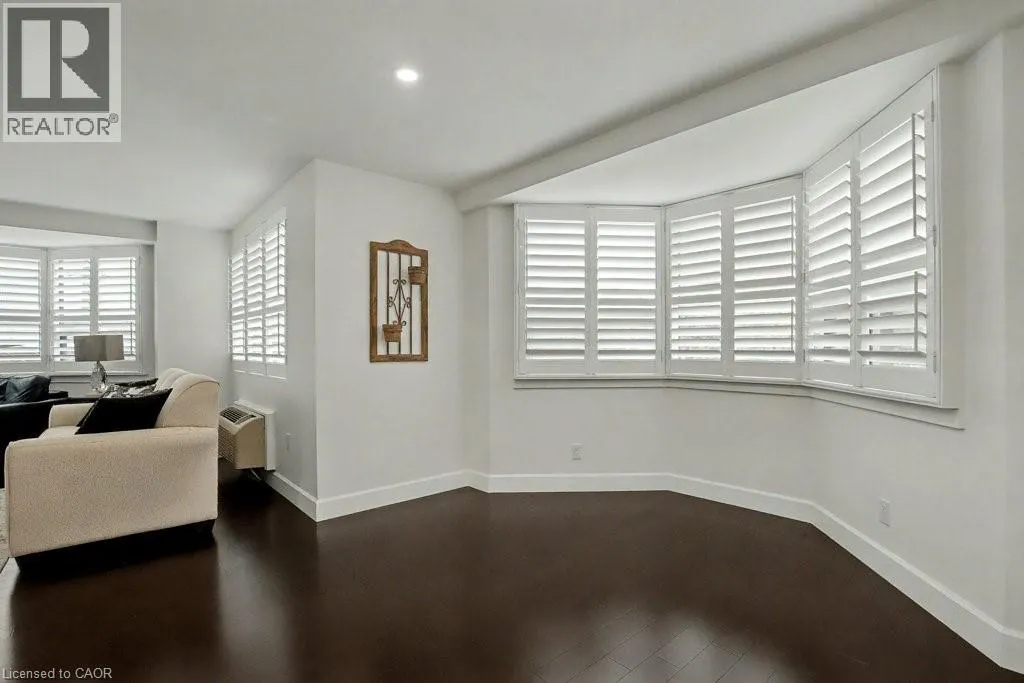 20 ELLEN Street E Unit# 203, #203
