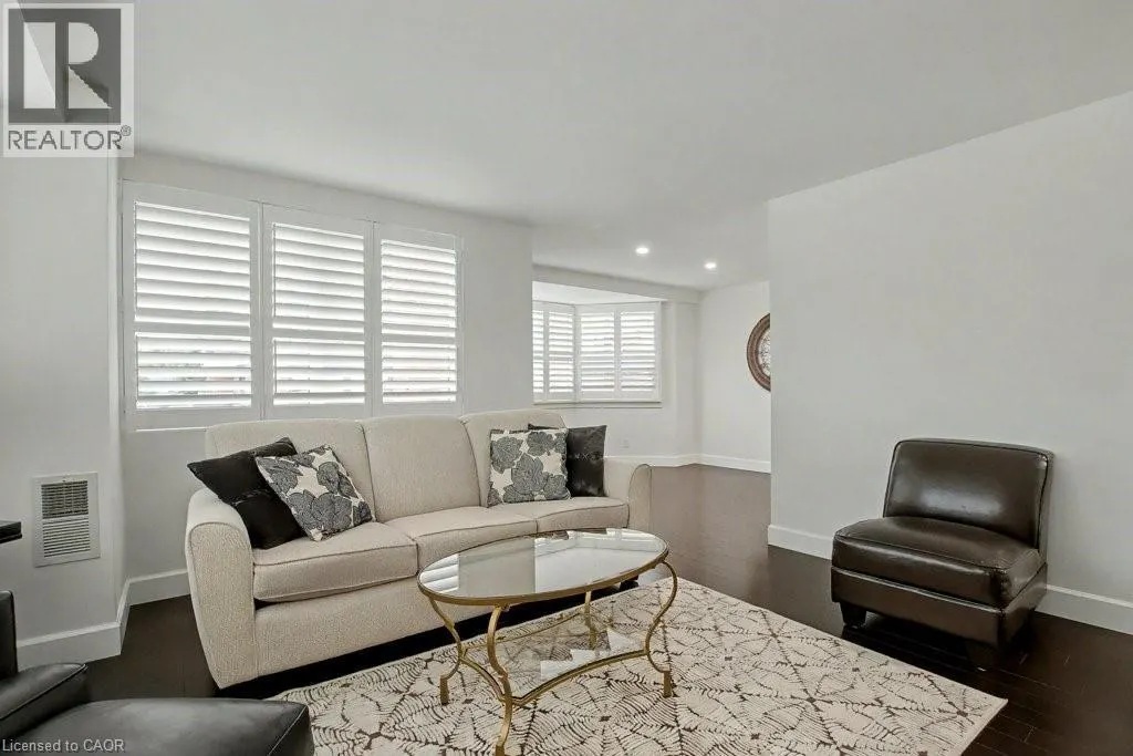 20 ELLEN Street E Unit# 203, #203