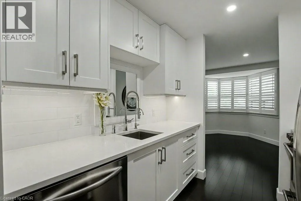 20 ELLEN Street E Unit# 203, #203