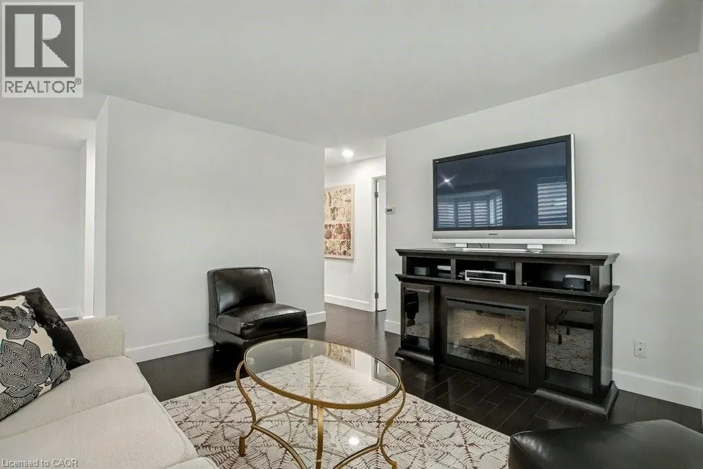 20 ELLEN Street E Unit# 203, #203