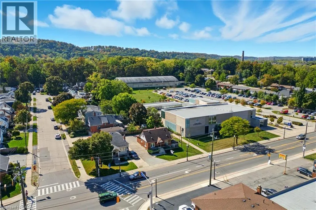 35 KING Street W