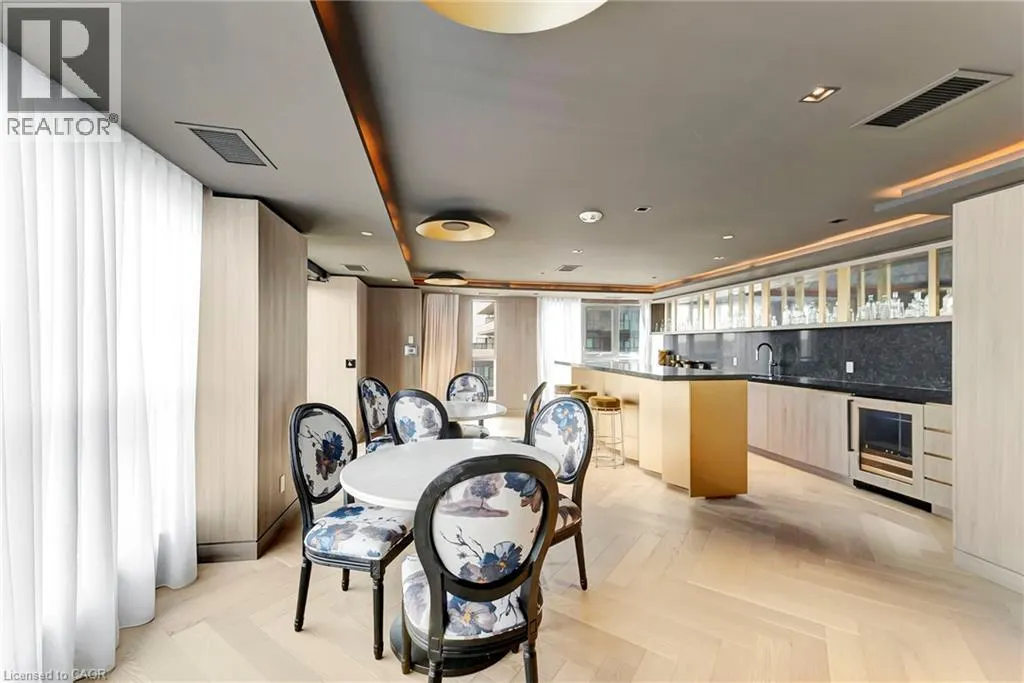405 DUNDAS Street W Unit# 702, #702