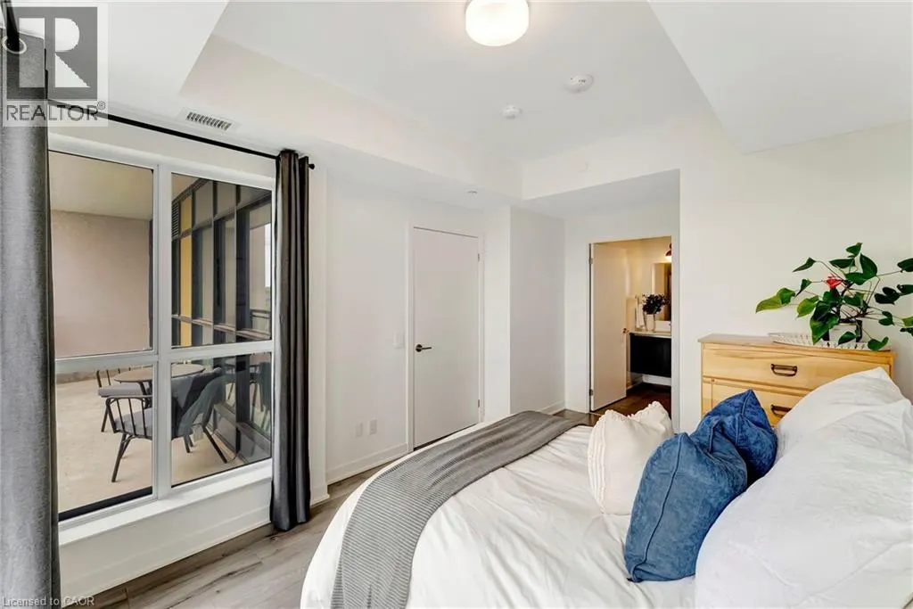 405 DUNDAS Street W Unit# 702, #702