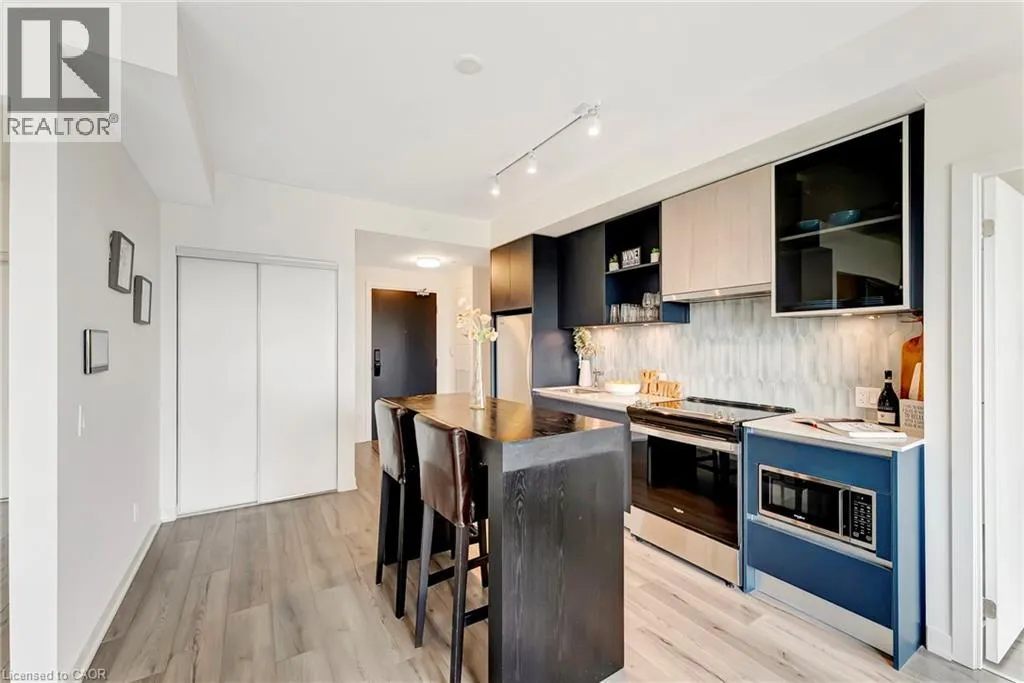 405 DUNDAS Street W Unit# 702, #702