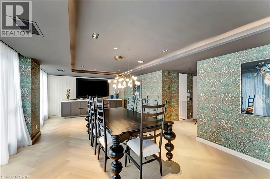 405 DUNDAS Street W Unit# 702, #702