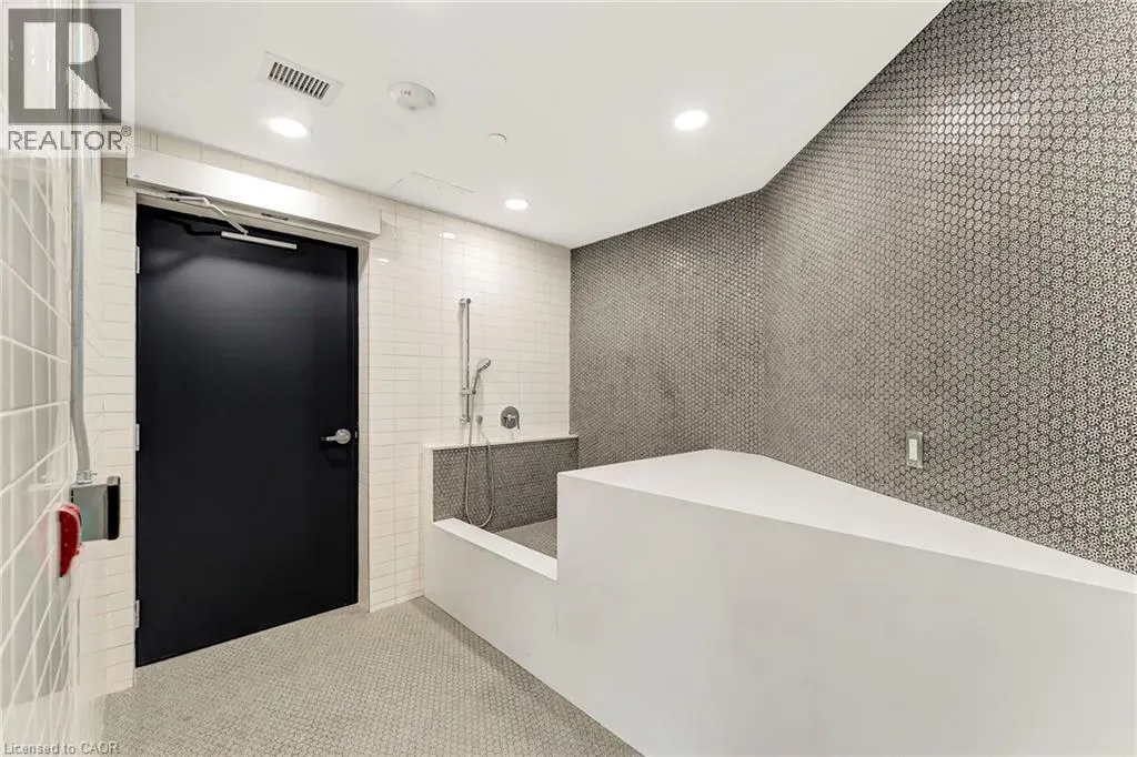 405 DUNDAS Street W Unit# 702, #702