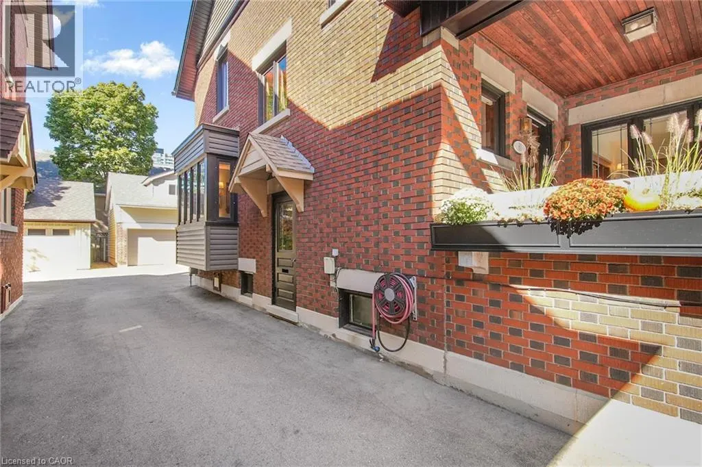 60 HEINS Avenue