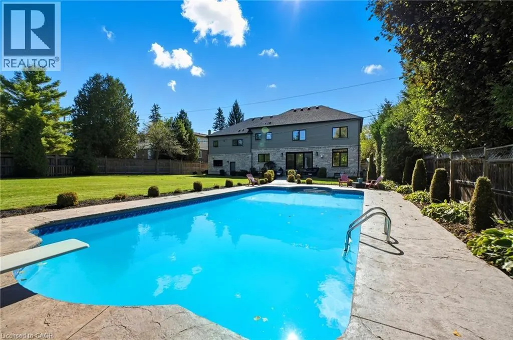 855 AVENUE Road