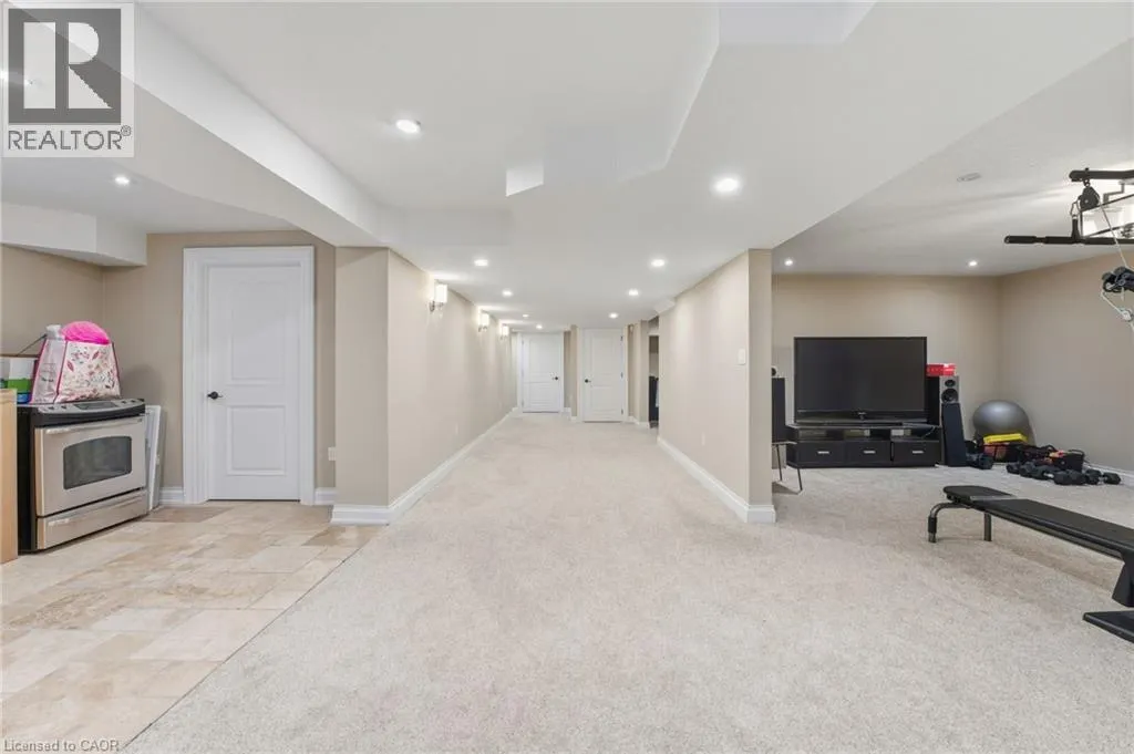 855 AVENUE Road