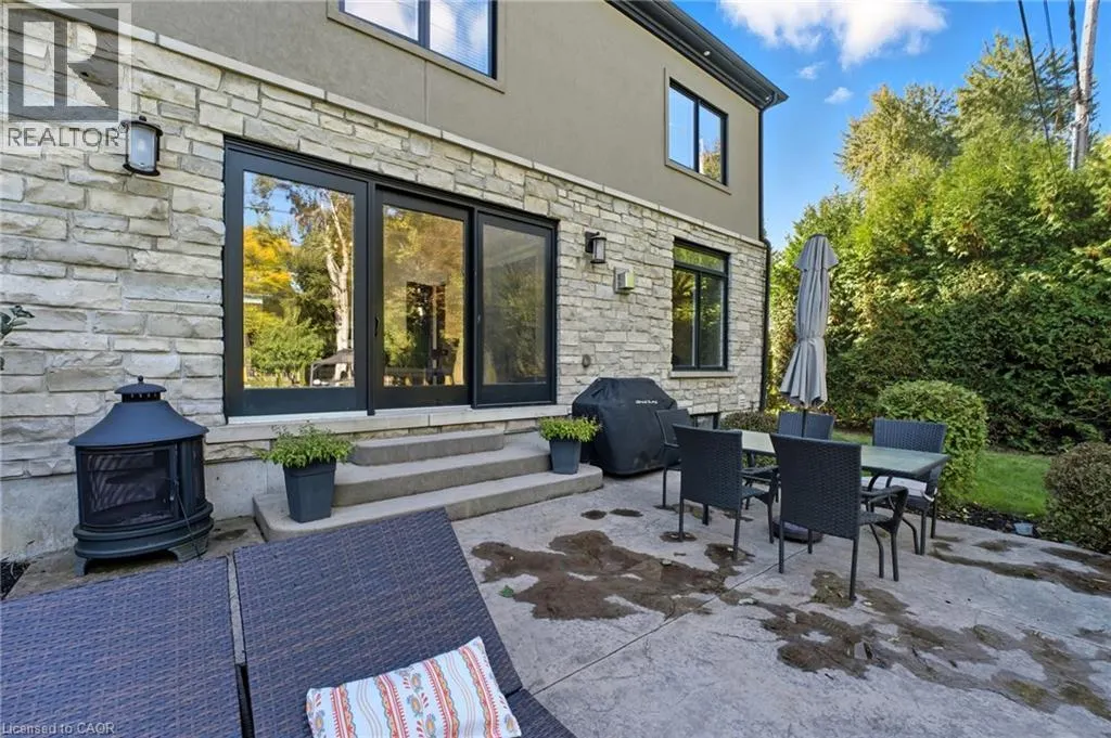 855 AVENUE Road