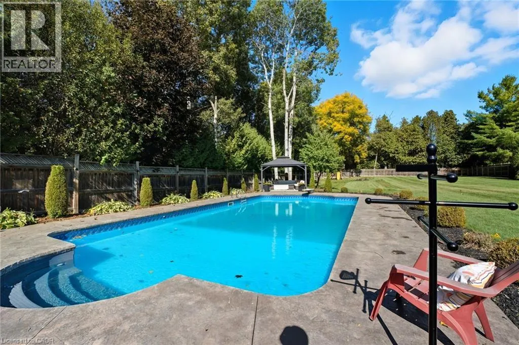 855 AVENUE Road