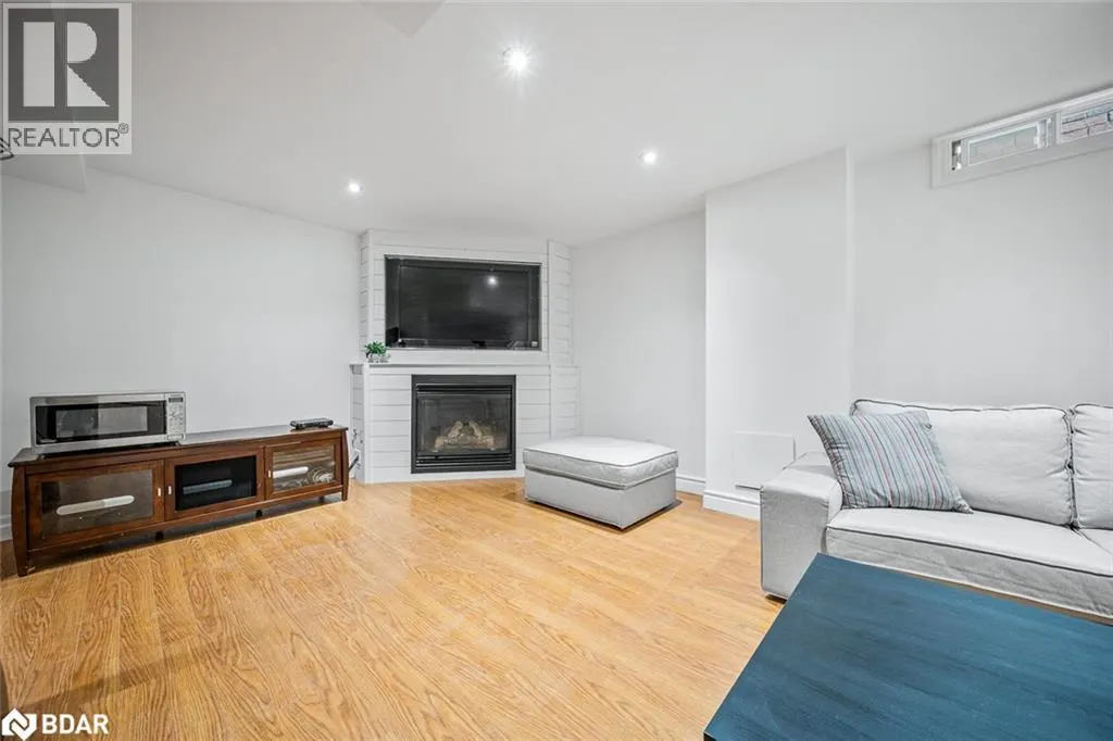 432 WOODSMERE Crescent