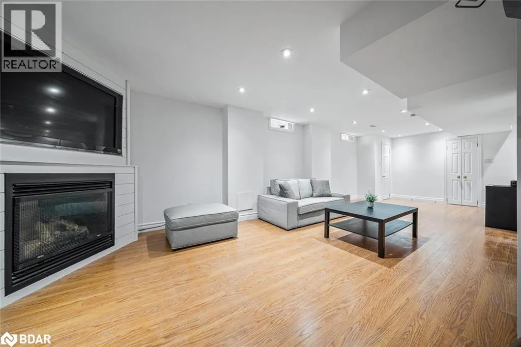 432 WOODSMERE Crescent