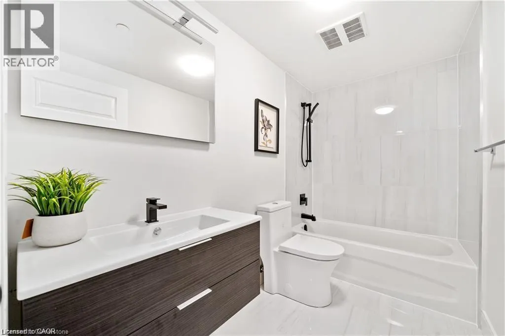 2 DUNDAS Street W Unit# 402, #402