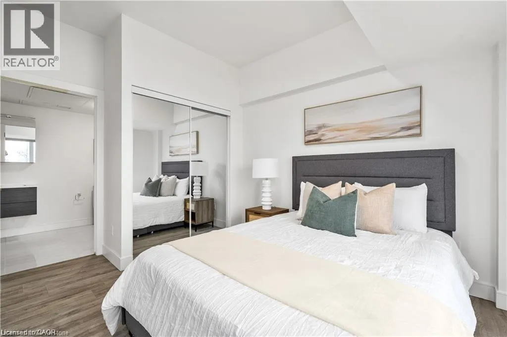 2 DUNDAS Street W Unit# 402, #402