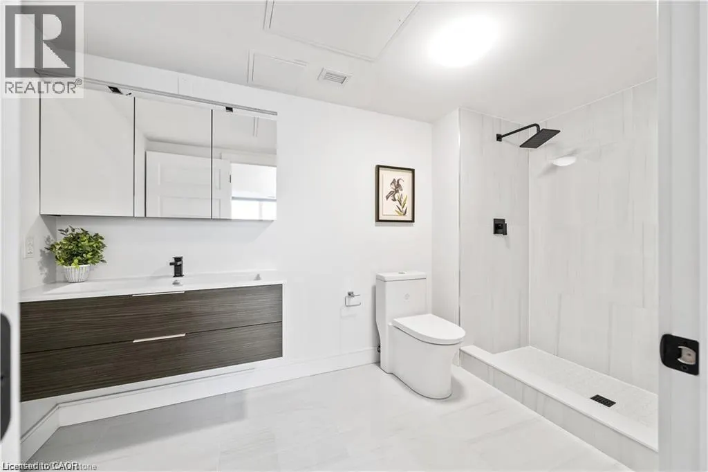 2 DUNDAS Street W Unit# 402, #402