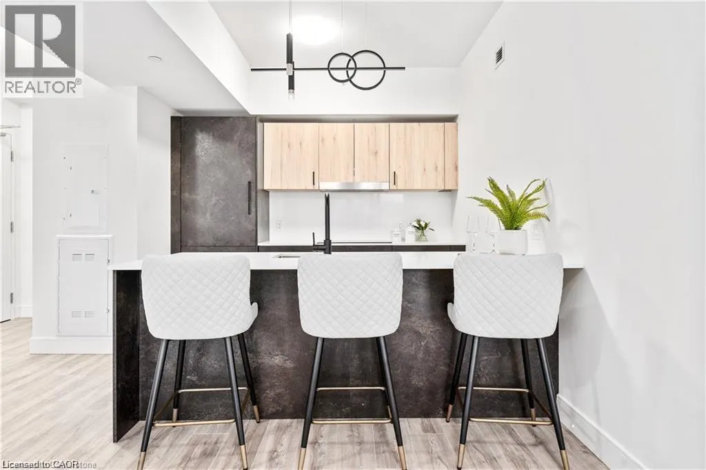 2 DUNDAS Street W Unit# 402, #402