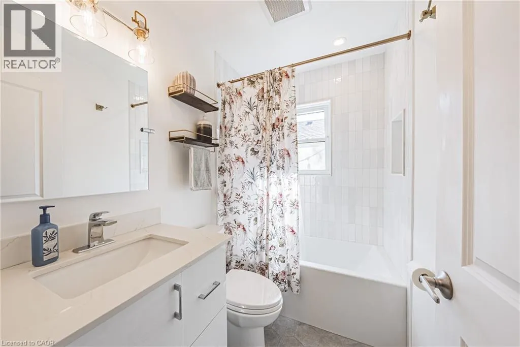 204 FERNWOOD Crescent