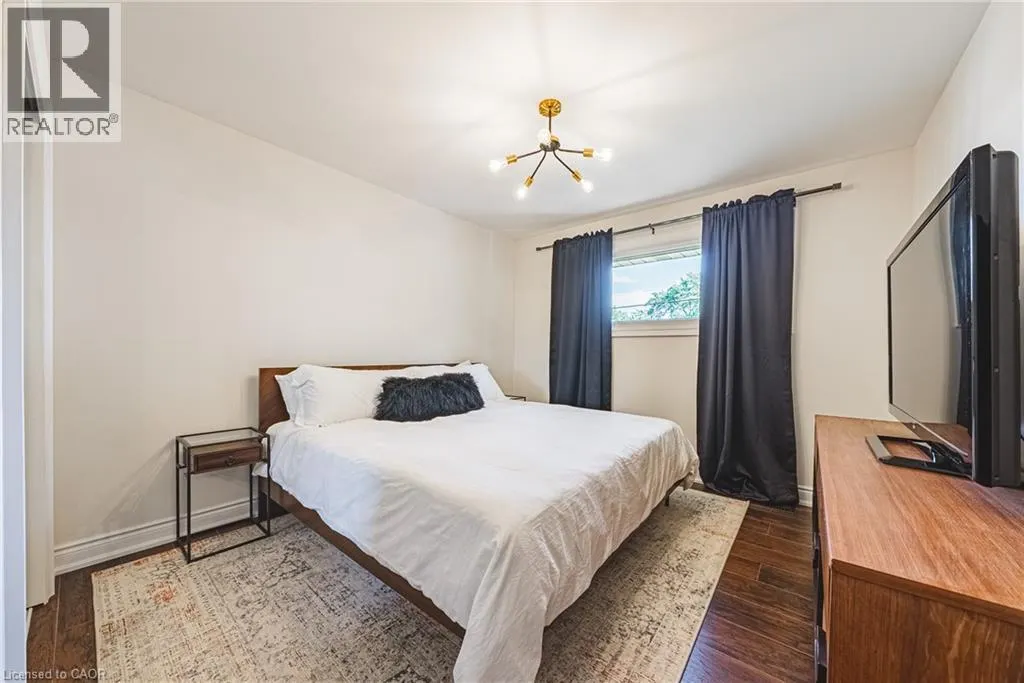 204 FERNWOOD Crescent