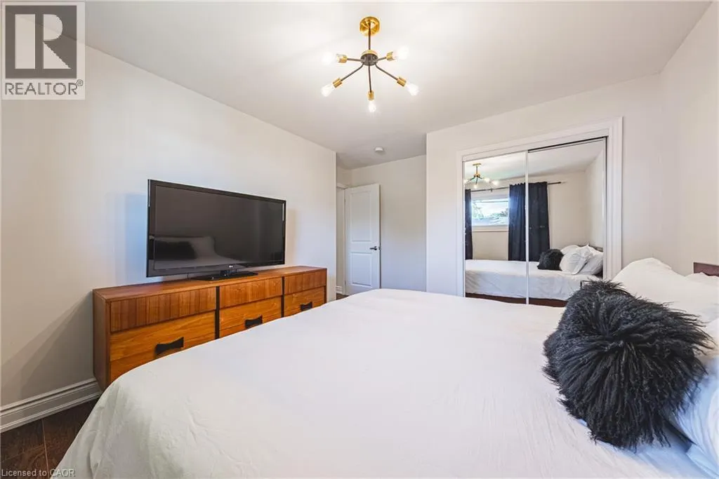 204 FERNWOOD Crescent