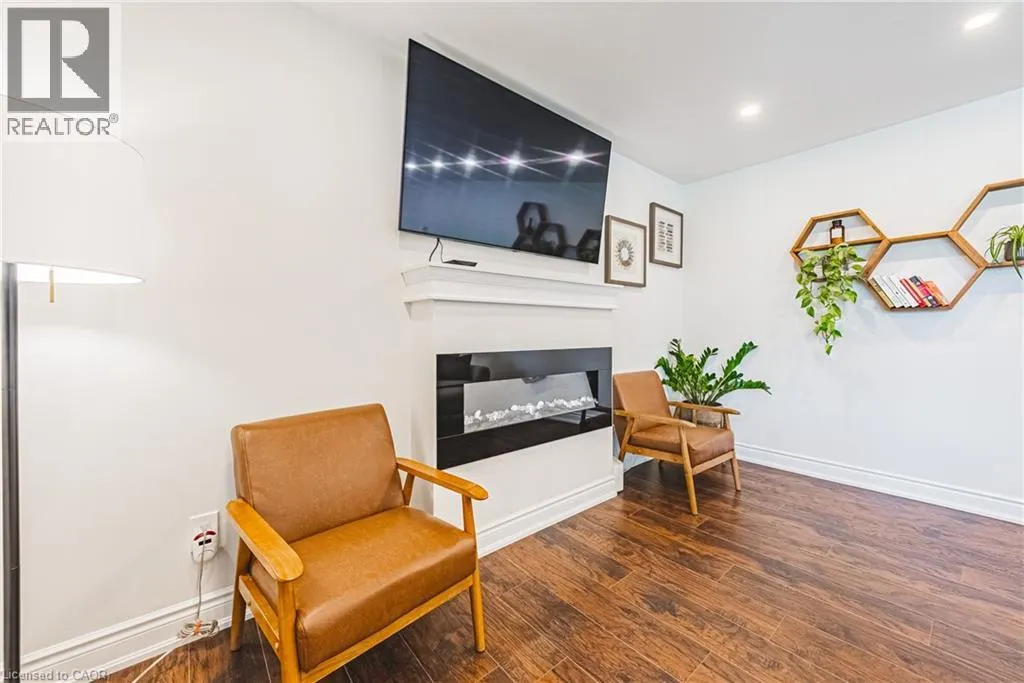 204 FERNWOOD Crescent