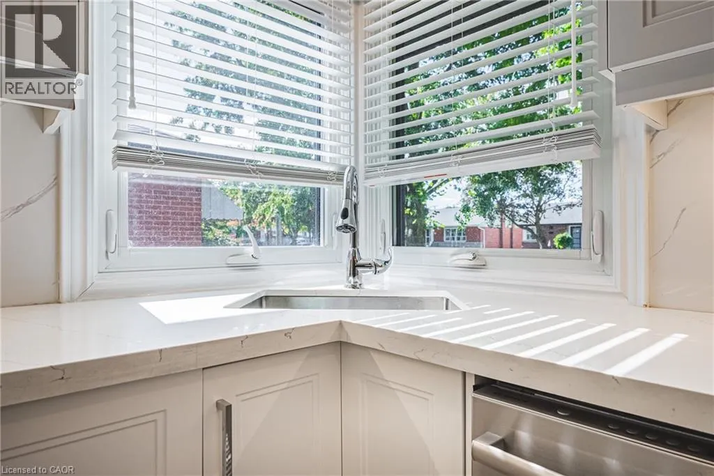 204 FERNWOOD Crescent