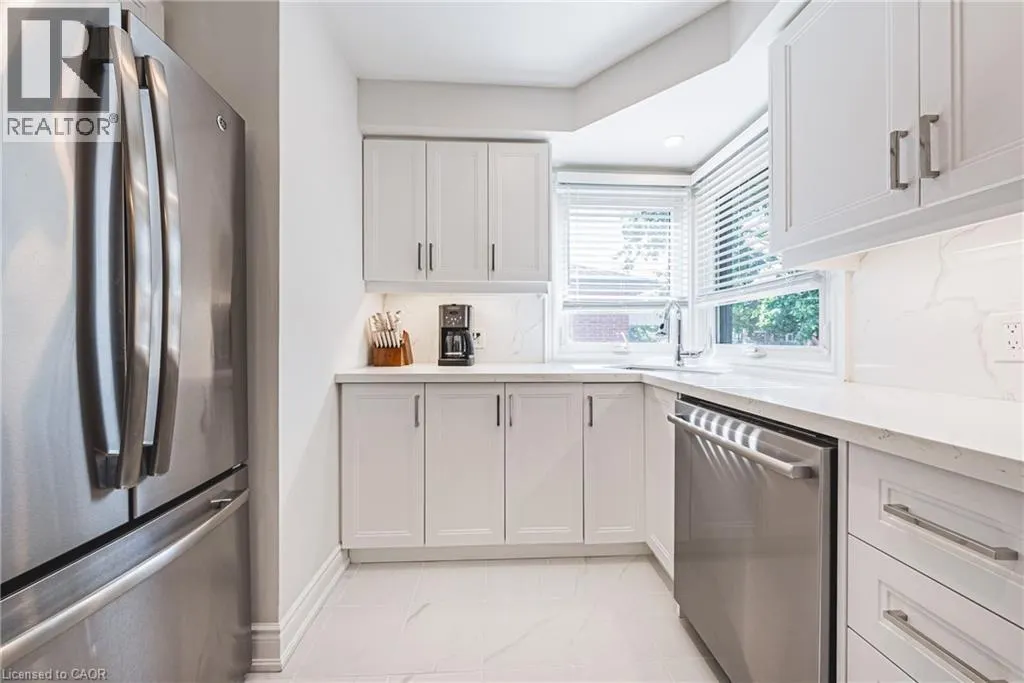 204 FERNWOOD Crescent