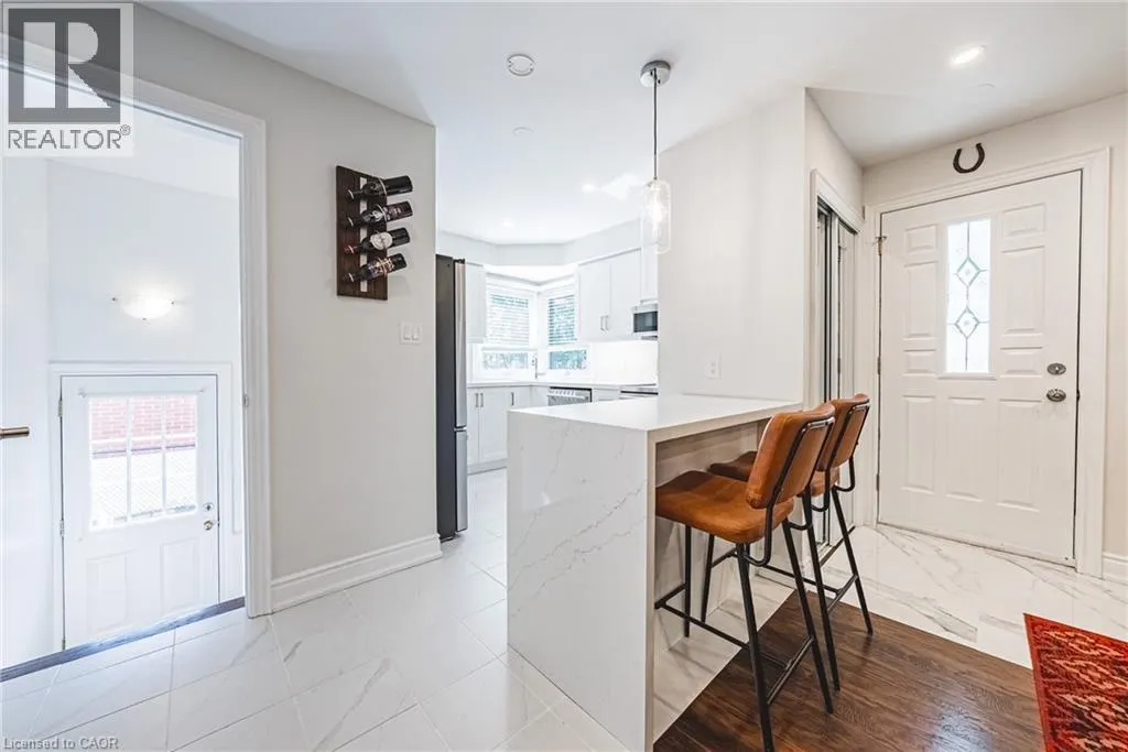 204 FERNWOOD Crescent